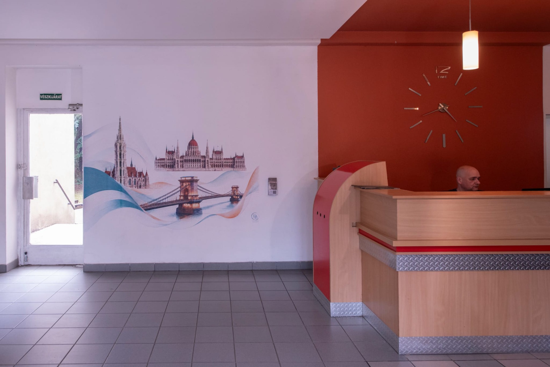 Budapest tematikájú falnyomtatás irodai recepció bejárattal szembeni falán