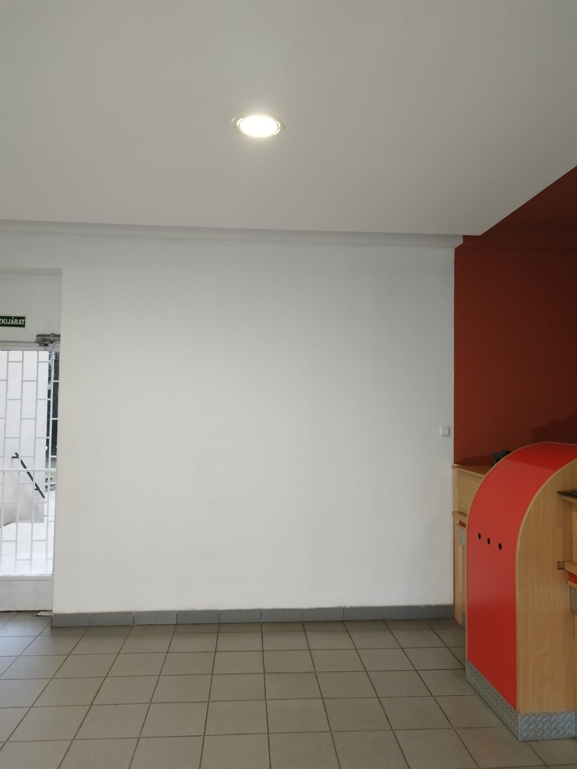 Üres fehér recepciós fal falnyomtatás előtt