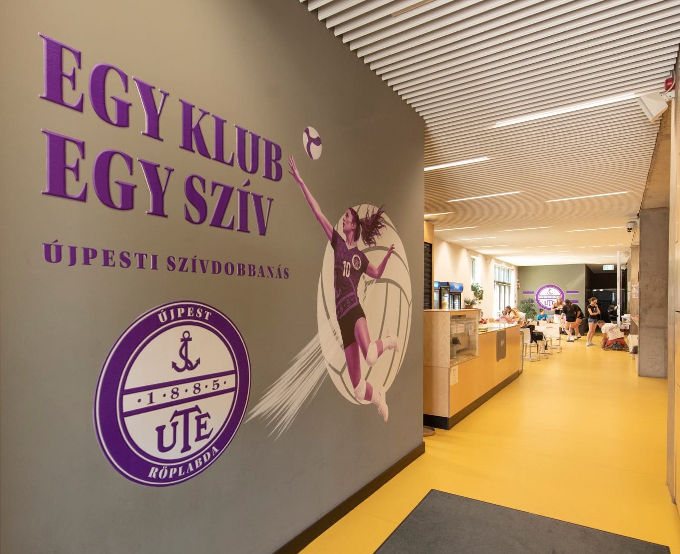 UTE klub jelmondat ute röplabda logóval és női röplabda játékos fehér röplabda sziluetten
