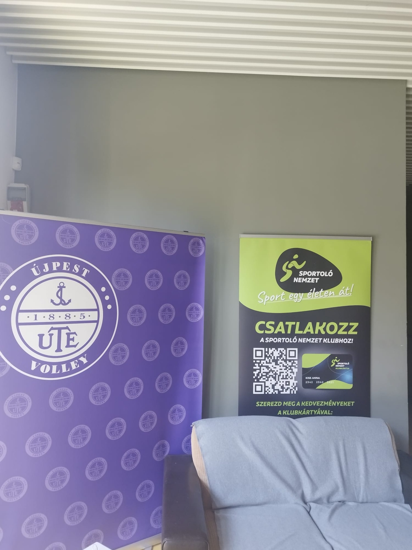 Egyszínű sötét szürke fal, előtte ute molino elhelyezve