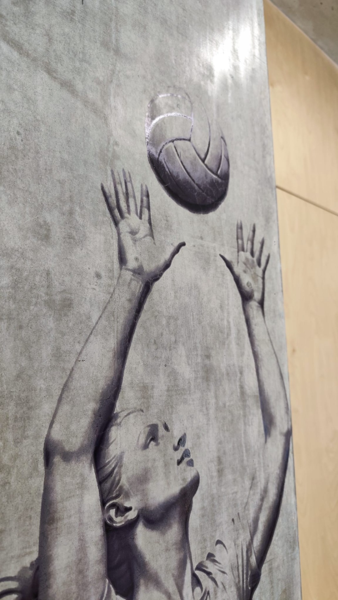 Beton oszlopra nyomtatott monokróm grafika közeli részlete DB Art Studio