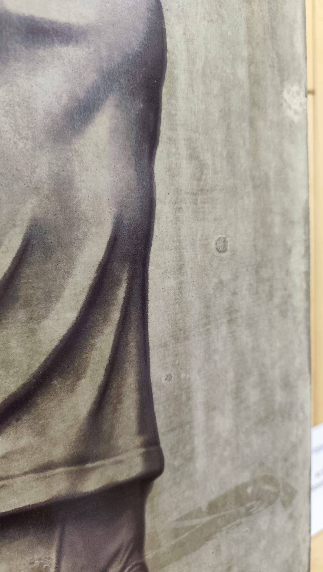 Beton oszlopra nyomtatott monokróm grafika közeli részlete DB Art Studio